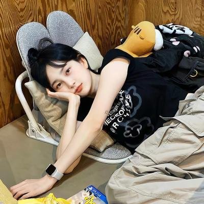 使用下方 20 个影片名，按顺序一一对应，不要改动片名文字，只根据片名和括号内类型提示来虚构全新的故事内容： 地狱保安 少年心事 命中注定搭错线 政治游戏 自由小团体 爽歪歪 爱幽的密室 你的肌肤如此光滑 智伏歹徒 诊间的身景 天鹅挽歌 末路鸳鸯 传教士第四季 阿奶是僵尸 天水围的日与夜粤语 别叫我“赌神”粤语 渔家乐 美丽的秘密 激战星球 猫和老鼠2014第一季